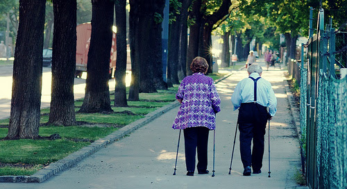 A nordic walking remek mozgáslehetőség az idősebbek számára is.